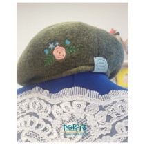 Елегантна дамска барета от вълна – ръчна изработка